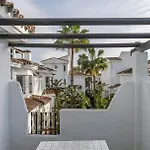 Elegant Penthouse With Private Rooftop Sun Deck In Naranjos, Lägenhet Marbella