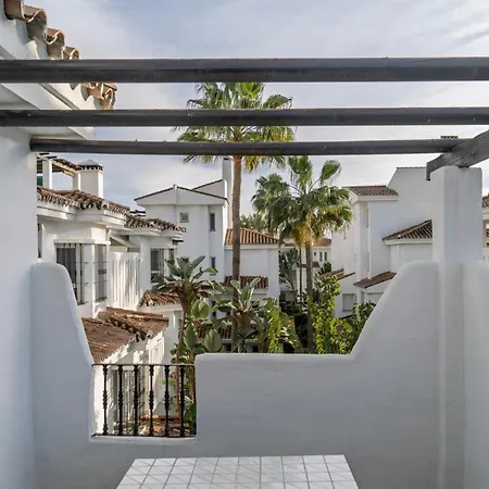 Elegant Penthouse With Private Rooftop Sun Deck In Naranjos, Appartamento Marbella