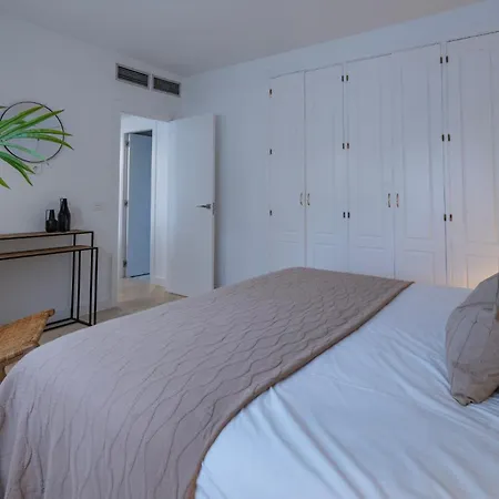 Elegant Penthouse With Private Rooftop Sun Deck In Naranjos, Апартаменты